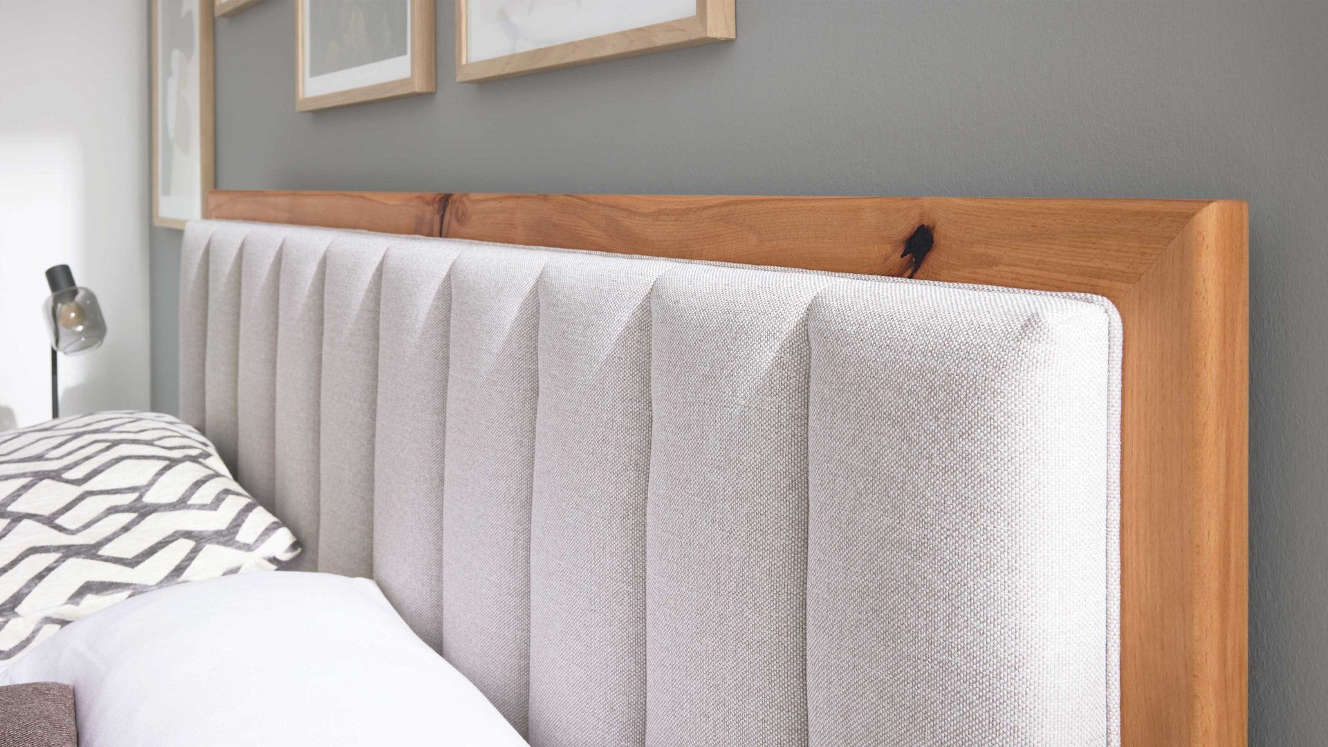 Boxspringbett Interliving aus Stoff in Beige Interliving Boxspringbett Serie 1415 - Boxspringbett mit Holzakzenten hellbeiger Stoffbezug TBB 2 & Holzfuß H72 - Liegefläche ca. 180 x 200 cm