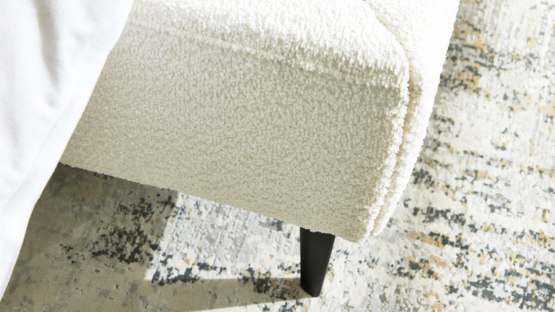 Bettgestell Interliving aus Stoff in Weiß Interliving Polsterbett Serie 1416 - Polsterbettgestell naturweiße Chenille Kama 680000 & schwarze Metallfüße – Liegefläche ca. 180 x 200 cm