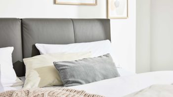 Bettgestell Interliving aus Leder in Grau Interliving Bettensystem Serie 1416 - Polsterbettgestell graues Leder Torro - Liegefläche ca. 180 x 200 cm