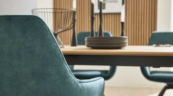 Tischgruppe Interliving aus Stoff in Blau Interliving Esszimmer Serie 5112 - Essgruppe im Skandi-Look petrolfarbene Mikrofaser Dubai PY, anthrazitfarbenes Metall & goldbraune Halifax Eiche