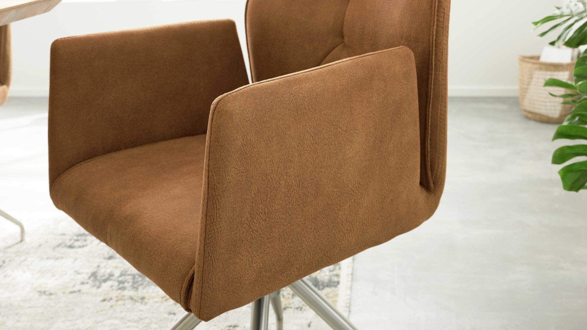 Tischgruppe Interliving aus Holz in Holzfarben Interliving Esszimmer Serie 5104 – Essgruppe mit drehbaren Stühlen bernsteinfarbene Mikrofaser Amber, helle Wildeiche & Edelstahl