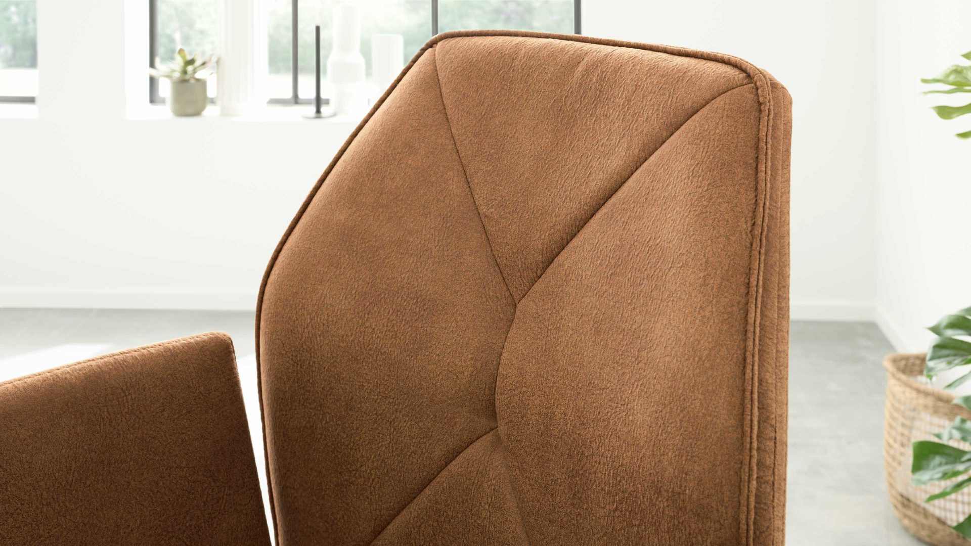 Tischgruppe Interliving aus Holz in Holzfarben Interliving Esszimmer Serie 5104 – Essgruppe mit drehbaren Stühlen bernsteinfarbene Mikrofaser Amber, helle Wildeiche & Edelstahl