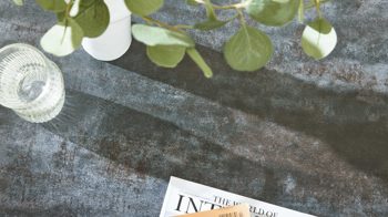 Tischgruppe Interliving aus Keramik in Dunkelgrau Interliving Esszimmer Serie 5104 – Essgruppe mit Ausziehtisch farngrüne Mikrofaser Fern, dunkelgraue Tischplatte Industrial & schwarzes Metall