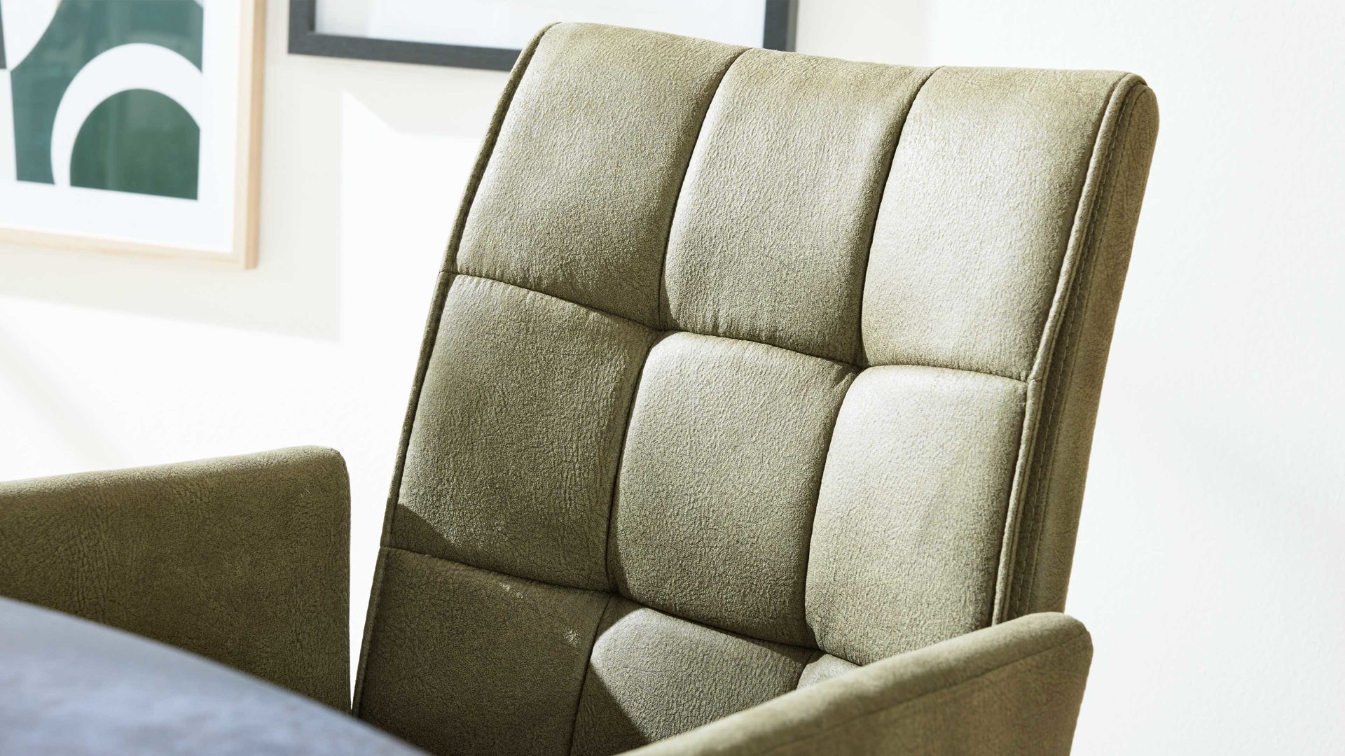 Tischgruppe Interliving aus Keramik in Dunkelgrau Interliving Esszimmer Serie 5104 – Essgruppe mit Ausziehtisch farngrüne Mikrofaser Fern, dunkelgraue Tischplatte Industrial & schwarzes Metall