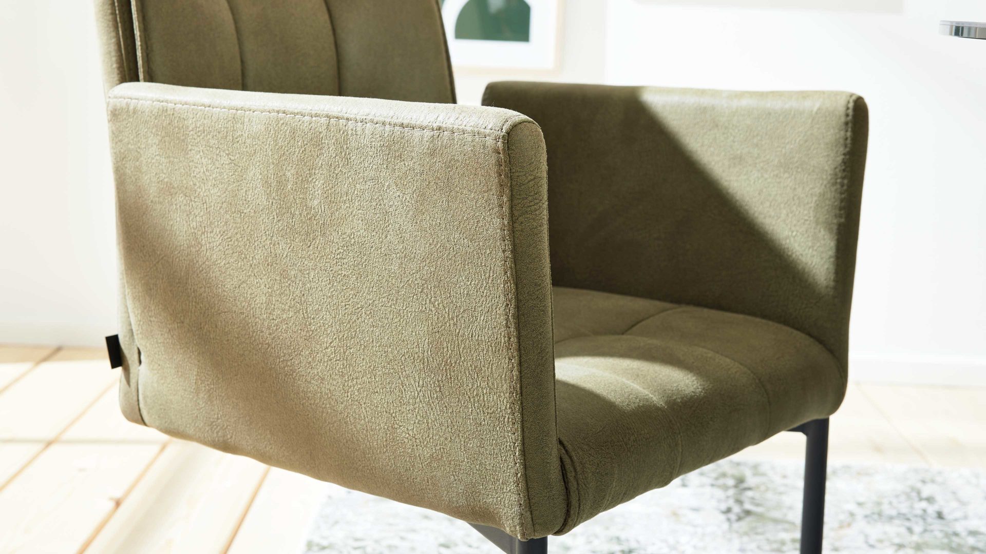 Tischgruppe Interliving aus Keramik in Dunkelgrau Interliving Esszimmer Serie 5104 – Essgruppe mit Ausziehtisch farngrüne Mikrofaser Fern, dunkelgraue Tischplatte Industrial & schwarzes Metall