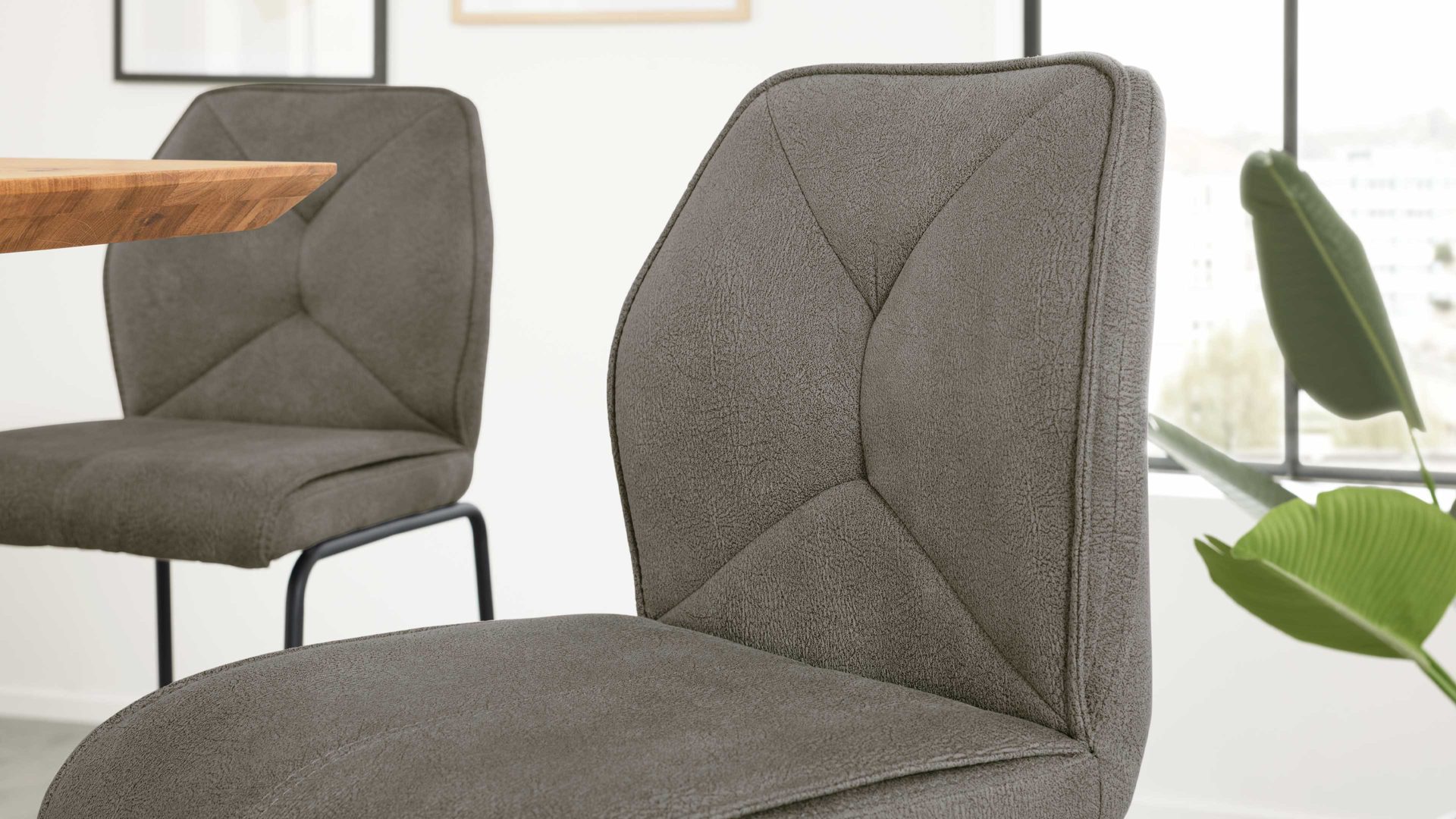 Tischgruppe Interliving aus Holz in Holzfarben Interliving Esszimmer Serie 5104 – Bartischgruppe Mikrofaserbezüge, helle Wildeiche & schwarzes Metall