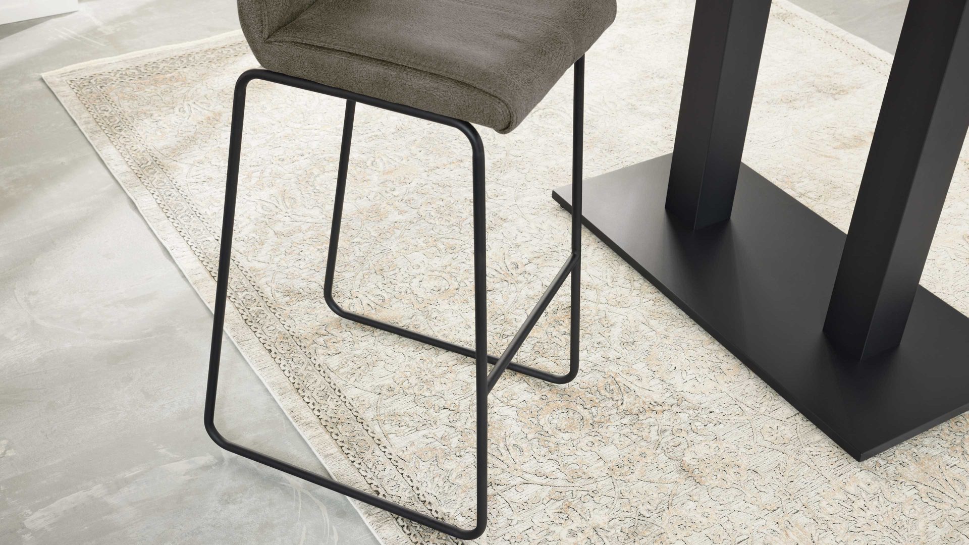 Tischgruppe Interliving aus Holz in Holzfarben Interliving Esszimmer Serie 5104 – Bartischgruppe Mikrofaserbezüge, helle Wildeiche & schwarzes Metall