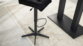 Tischgruppe Interliving aus Holz in Holzfarben Interliving Esszimmer Serie 5104 – Bartischgruppe Mikrofaserbezüge, helle Wildeiche & schwarzes Metall