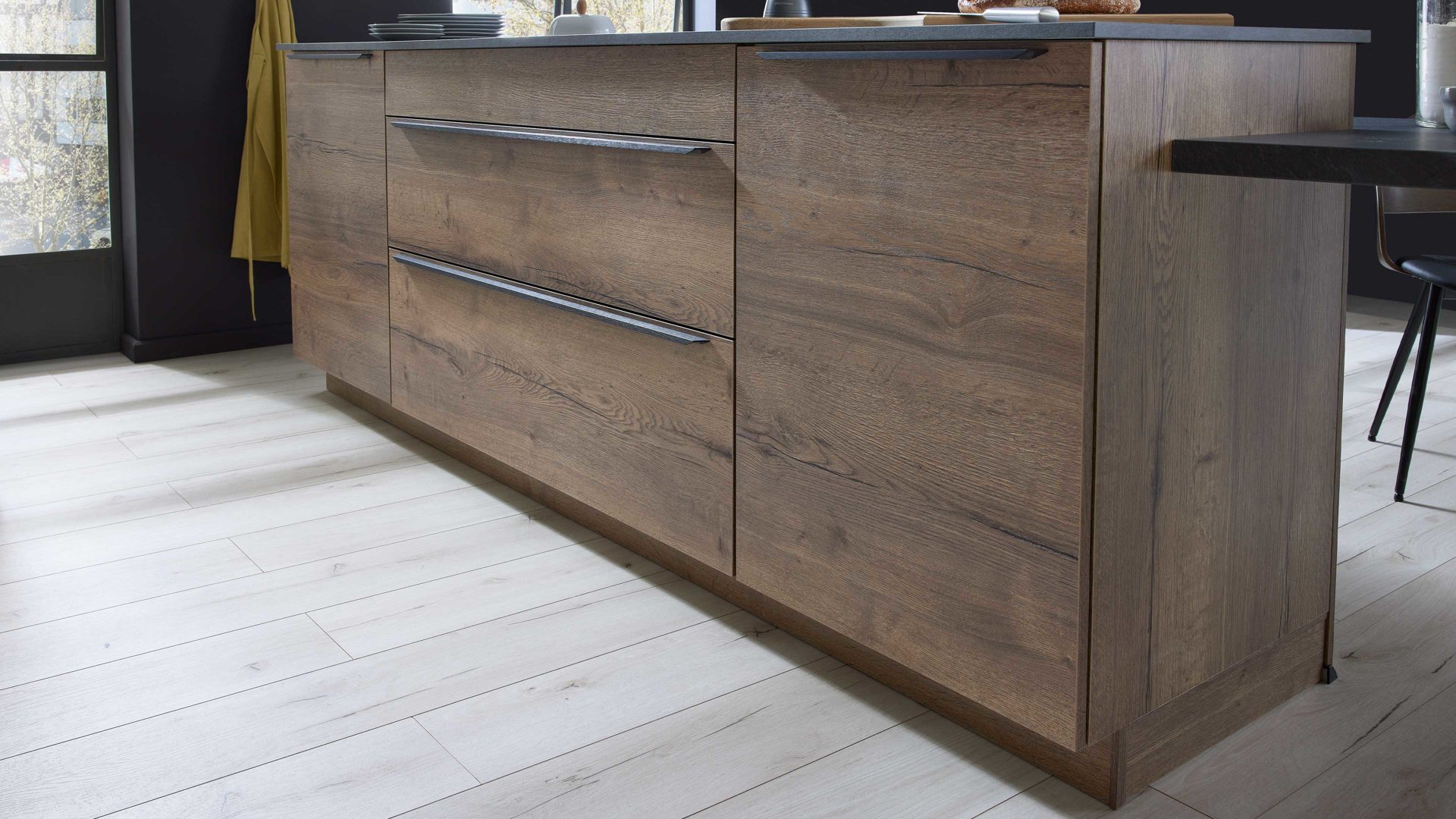 Einbauküche culineo® aus Holz in Holzfarben Culineo® Einbauküche C382 mit AEG Einbaugeräten Eiche Havanna & Grauschiefer - zweizeilig