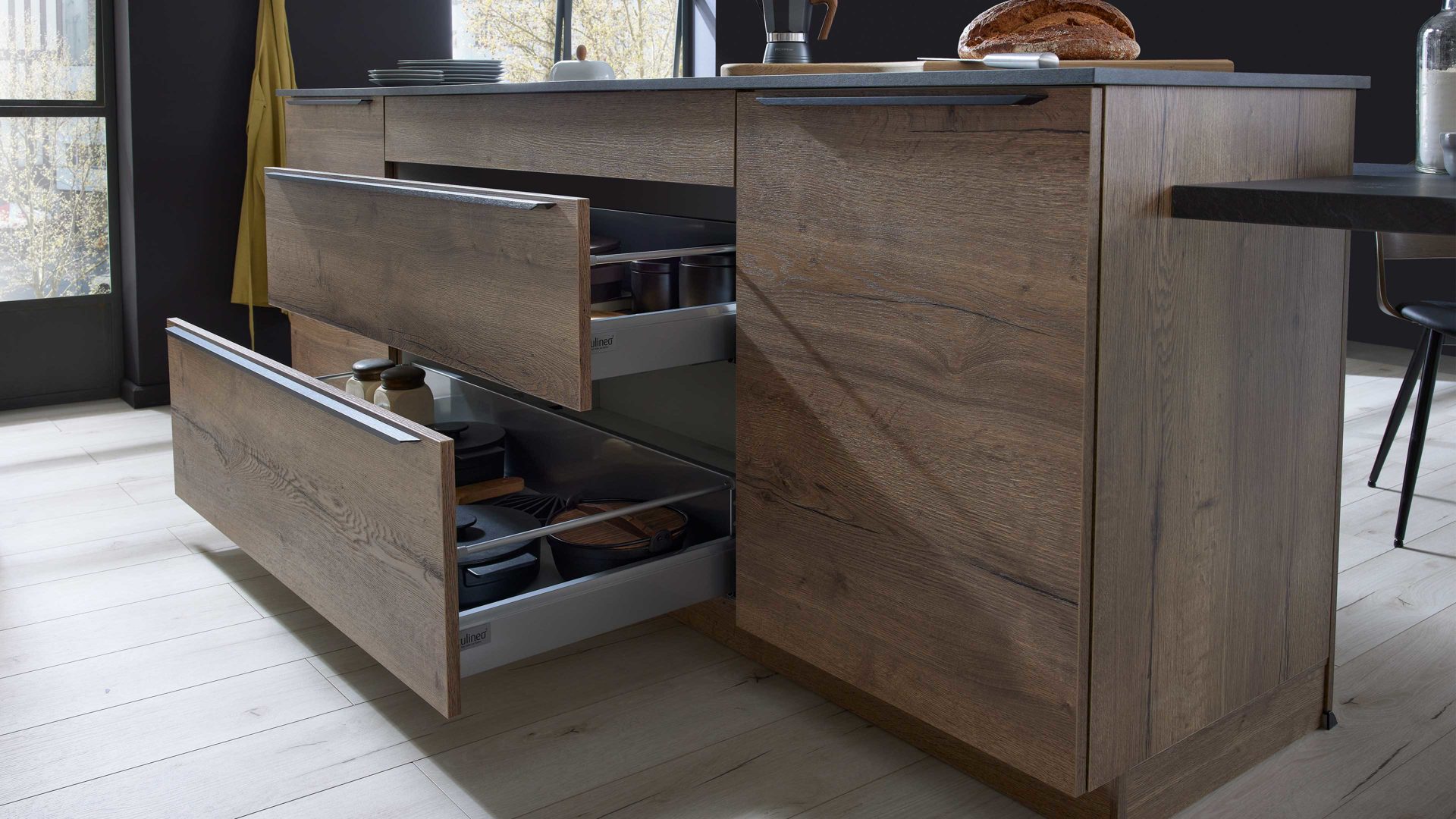 Einbauküche culineo® aus Holz in Holzfarben Culineo® Einbauküche C382 mit AEG Einbaugeräten Eiche Havanna & Grauschiefer - zweizeilig