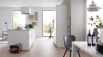 Einbauküche culineo® aus Holz in Weiß Culineo® Einbauküche C648 mit AEG Einbaugeräten Hochglanz Weiß - zweizeilig