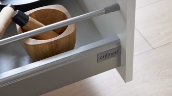 Einbauküche culineo® aus Holz in Weiß Culineo® Einbauküche C648 mit AEG Einbaugeräten Hochglanz Weiß - zweizeilig