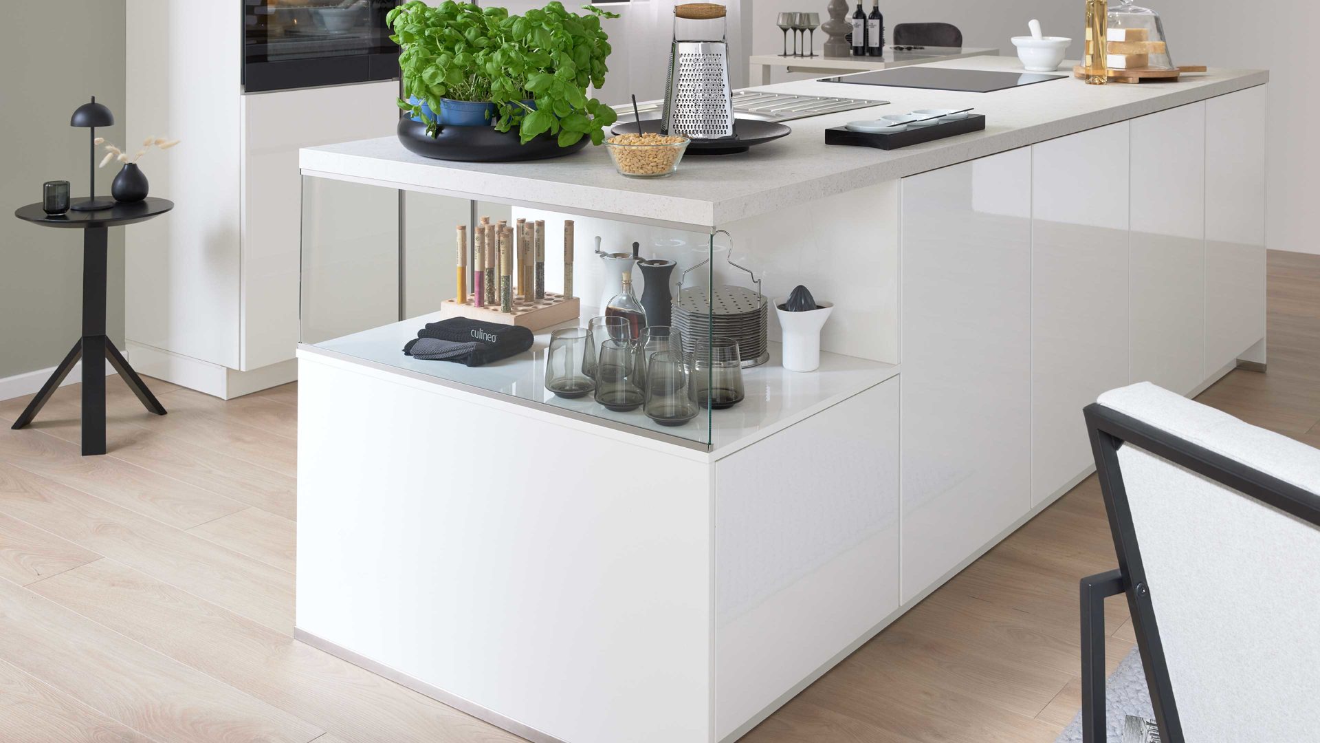 Einbauküche culineo® aus Holz in Weiß Culineo® Einbauküche C648 mit AEG Einbaugeräten Hochglanz Weiß - zweizeilig
