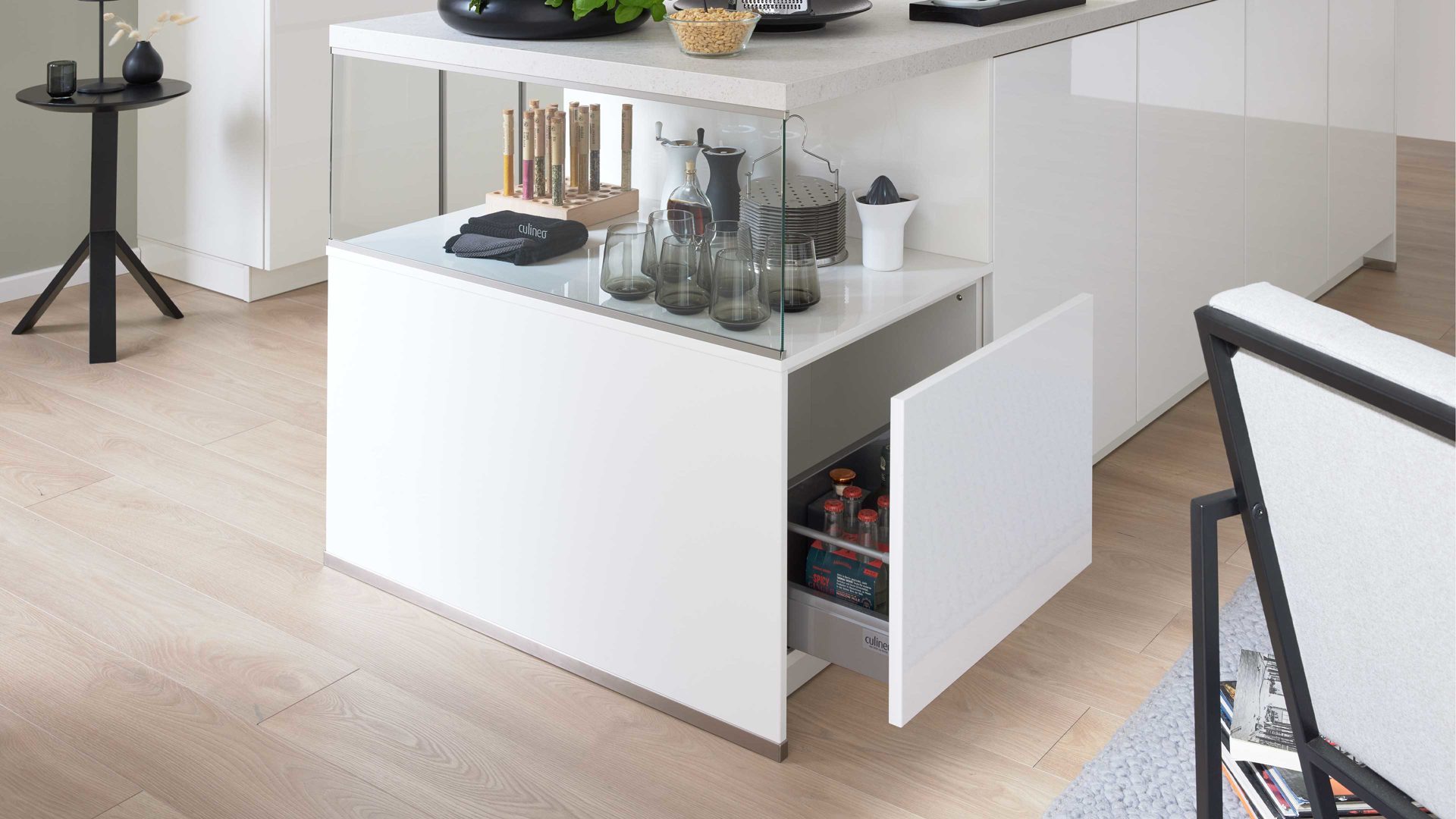 Einbauküche culineo® aus Holz in Weiß Culineo® Einbauküche C648 mit AEG Einbaugeräten Hochglanz Weiß - zweizeilig