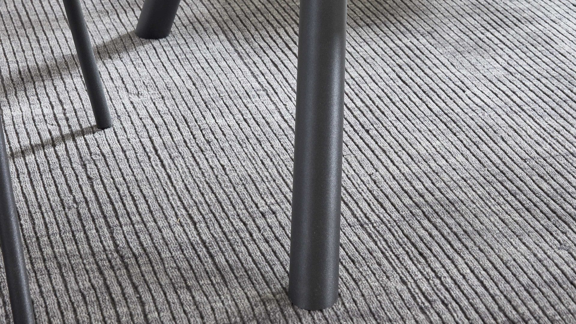 Tischgruppe Interliving aus Holz in Holzfarben Interliving Esszimmer Serie 5115 - Essgruppe mit heller Polsterung beiger Webstoff Shout 05, mandelfarbener Bezug Gaucho 02, anthrazitfarbenes Metall & astige Eiche