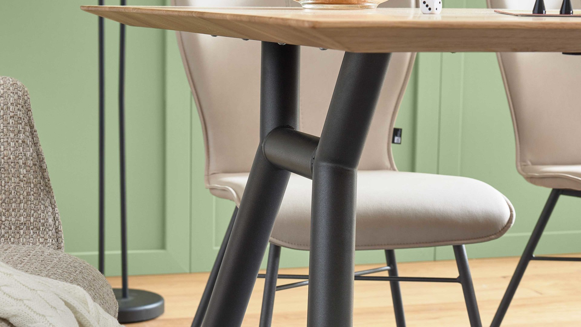 Tischgruppe Interliving aus Leder in Beige Interliving Esszimmer Serie 5115 - sechsteilige Essgruppe milchkaffeefarbenes Leder Tendens Latte, anthrazitfarbenes Metall & astige Eiche