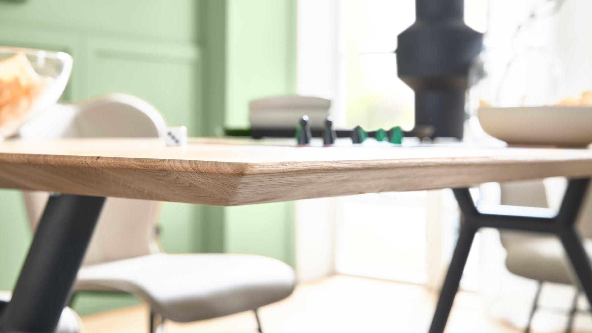 Tischgruppe Interliving aus Holz in Holzfarben Interliving Esszimmer Serie 5115 - Essgruppe mit heller Polsterung beiger Webstoff Shout 05, mandelfarbener Bezug Gaucho 02, anthrazitfarbenes Metall & astige Eiche