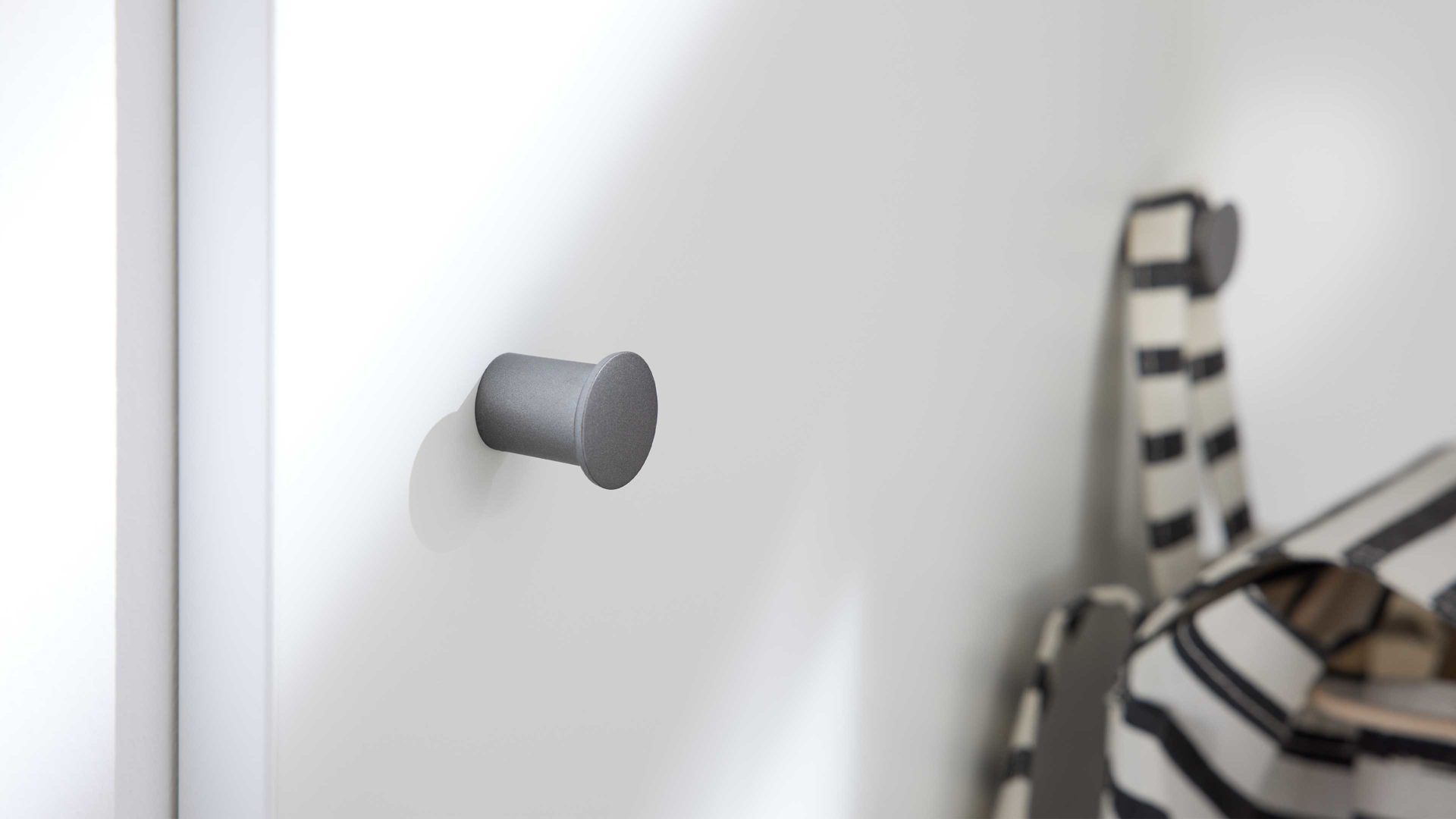 Schuhschrank Interliving aus Holz in Weiß Interliving Garderobe Serie 6012 - Schuhschrank INL-202 weißer Mattlack & Steineiche - eine Schublade, zwei Klappen, Breite ca. 120 cm