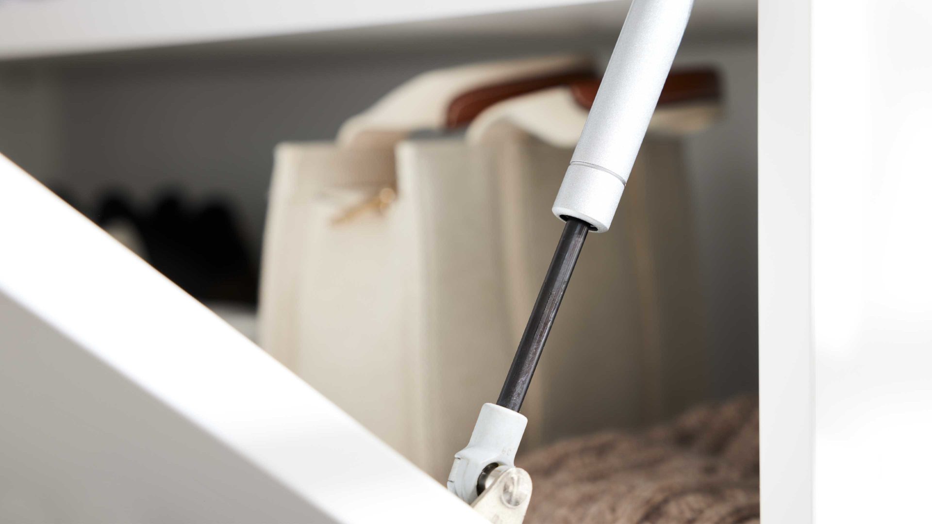 Schuhschrank Interliving aus Holz in Weiß Interliving Garderobe Serie 6012 - Schuhschrank weißer Mattlack & Steineiche - eine Schublade, zwei Klappen, Breite ca. 120 cm