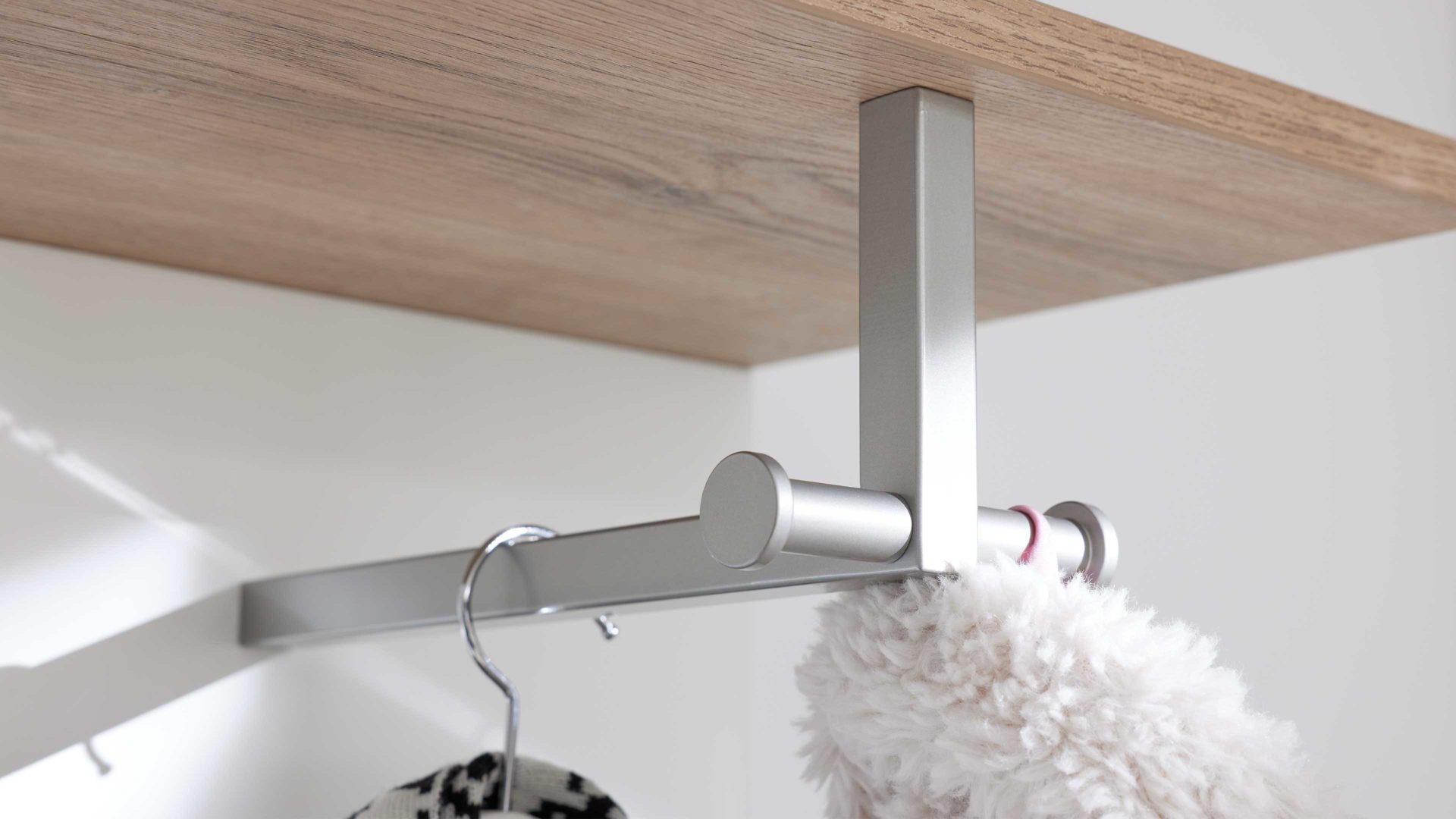 Wandgarderobe Interliving aus Holz in Weiß Interliving Garderobe Serie 6012 - Wandgarderobe INL-804 weißer Mattlack & Steineiche - ca. 40 x 180 cm