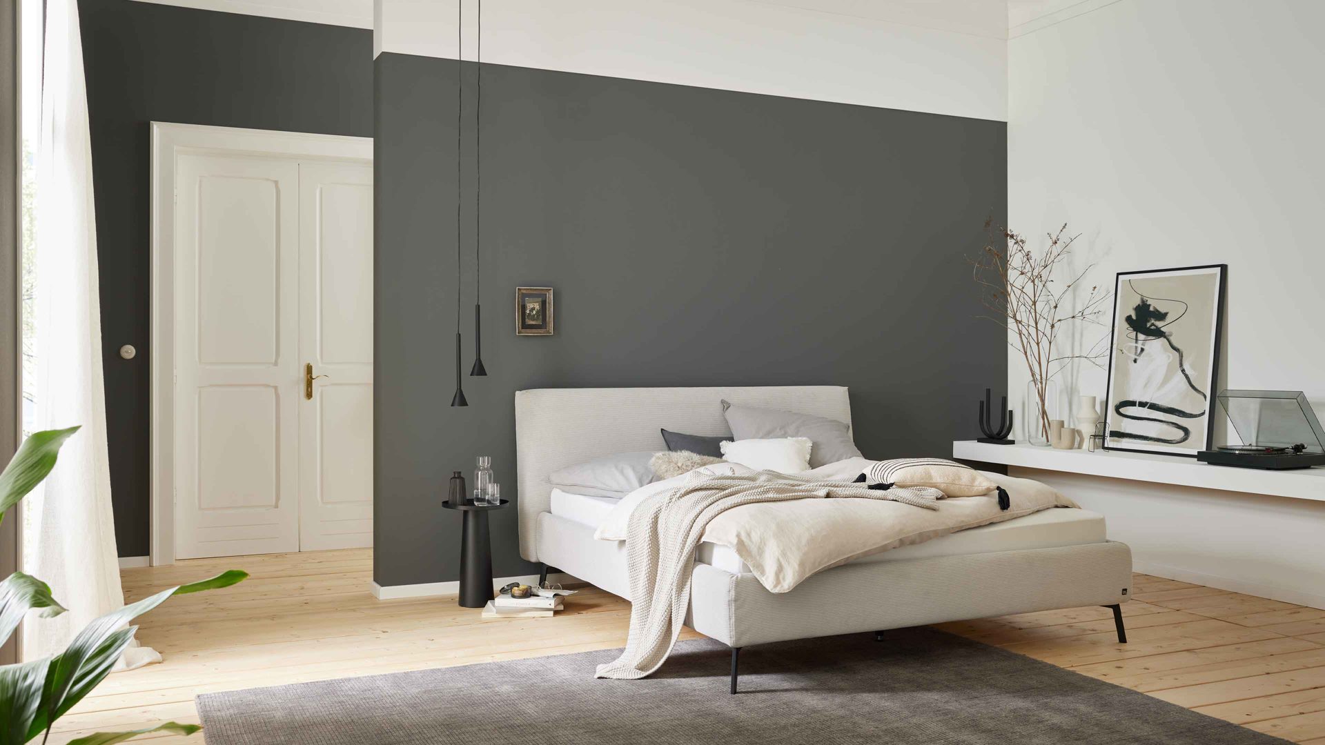 Bettgestell Interliving aus Stoff in Hellgrau Interliving Polsterbett Serie 1417 - Polsterbettgestell silberfarbener Feincord & schwarze Metallfüße 284 - Liegefläche ca. 180 x 200 cm