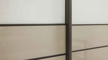 Kleiderschrank Interliving aus Holz in Hellgrau Interliving Schlafzimmer Serie 1032 – Schwebetürenschrank Kieselgrau & Weiß - drei Türen, Breite ca. 300 cm