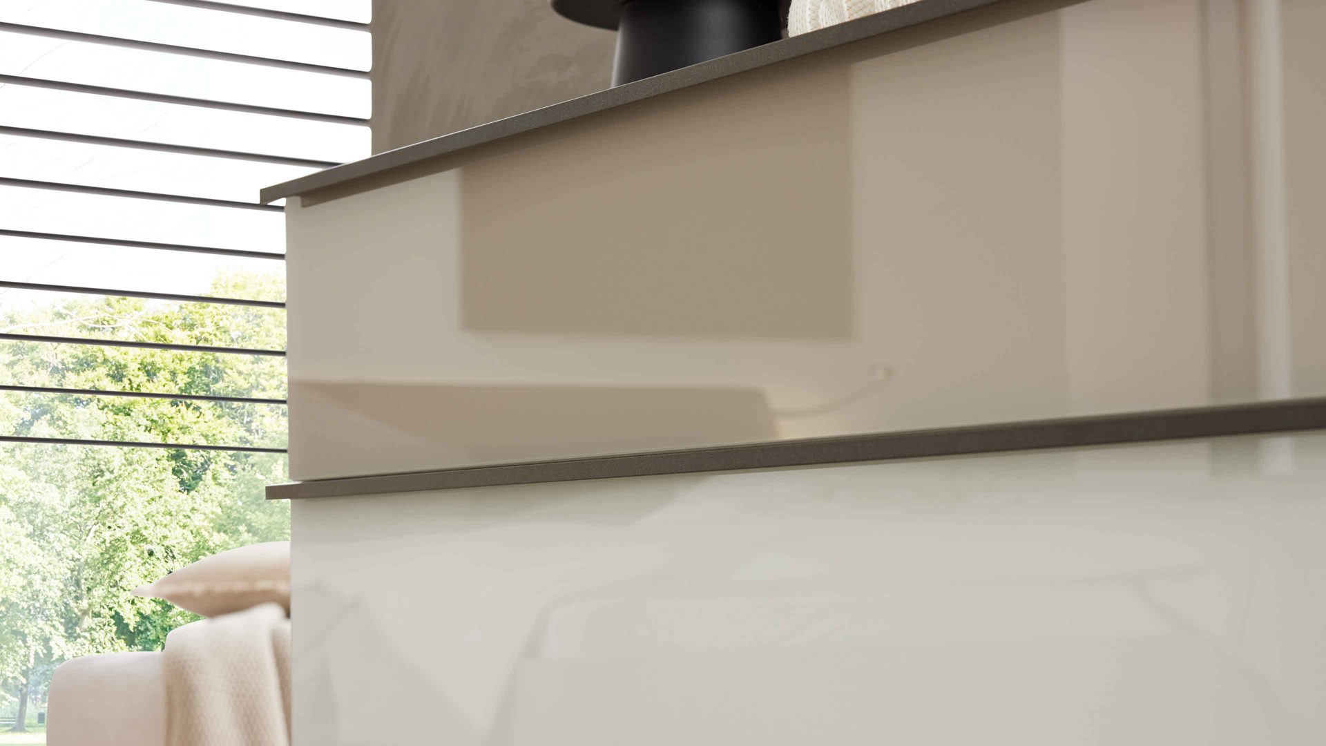 Schubladenkommode Interliving aus Holz in Weiß Interliving Schlafzimmer Serie 1032 – Schubladenkommode 275 Weiß & Kieselgrau - vier Schubladen, Breite ca. 149 cm