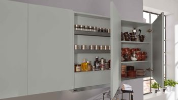 Einbauküche Interliving aus Holz in Hellgrau Interliving Küche Serie 3049 mit AEG Einbaugeräten Platingrau & Eiche Nero – zweizeilig