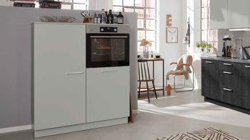 Einbauküche Interliving aus Holz in Hellgrau Interliving Küche Serie 3049 mit AEG Einbaugeräten Platingrau & Eiche Nero – zweizeilig