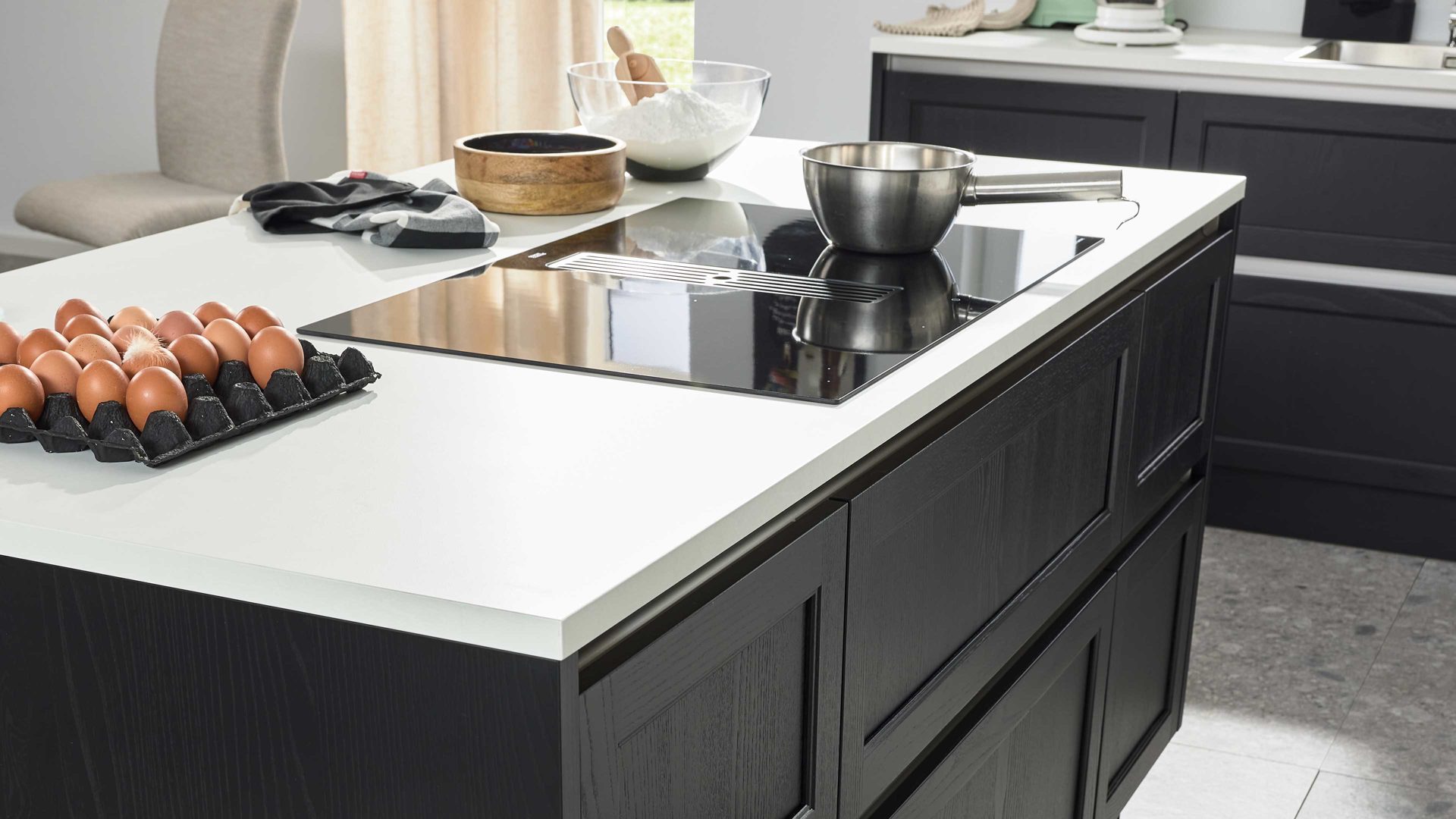 Einbauküche Interliving aus Holz in Schwarz Interliving Küche Serie 3067 mit AEG Einbaugeräten schwarze Esche – zweizeilig