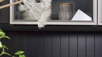 Einbauküche Interliving aus Holz in Schwarz Interliving Küche Serie 3067 mit AEG Einbaugeräten schwarze Esche – zweizeilig