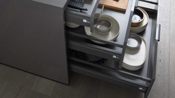 Einbauküche Interliving aus Holz in Dunkelgrau Interliving Küche Serie 3115 mit privileg-Einbaugeräten Graphit Hochglanz – Stellfläche ca. 360 x 365 cm