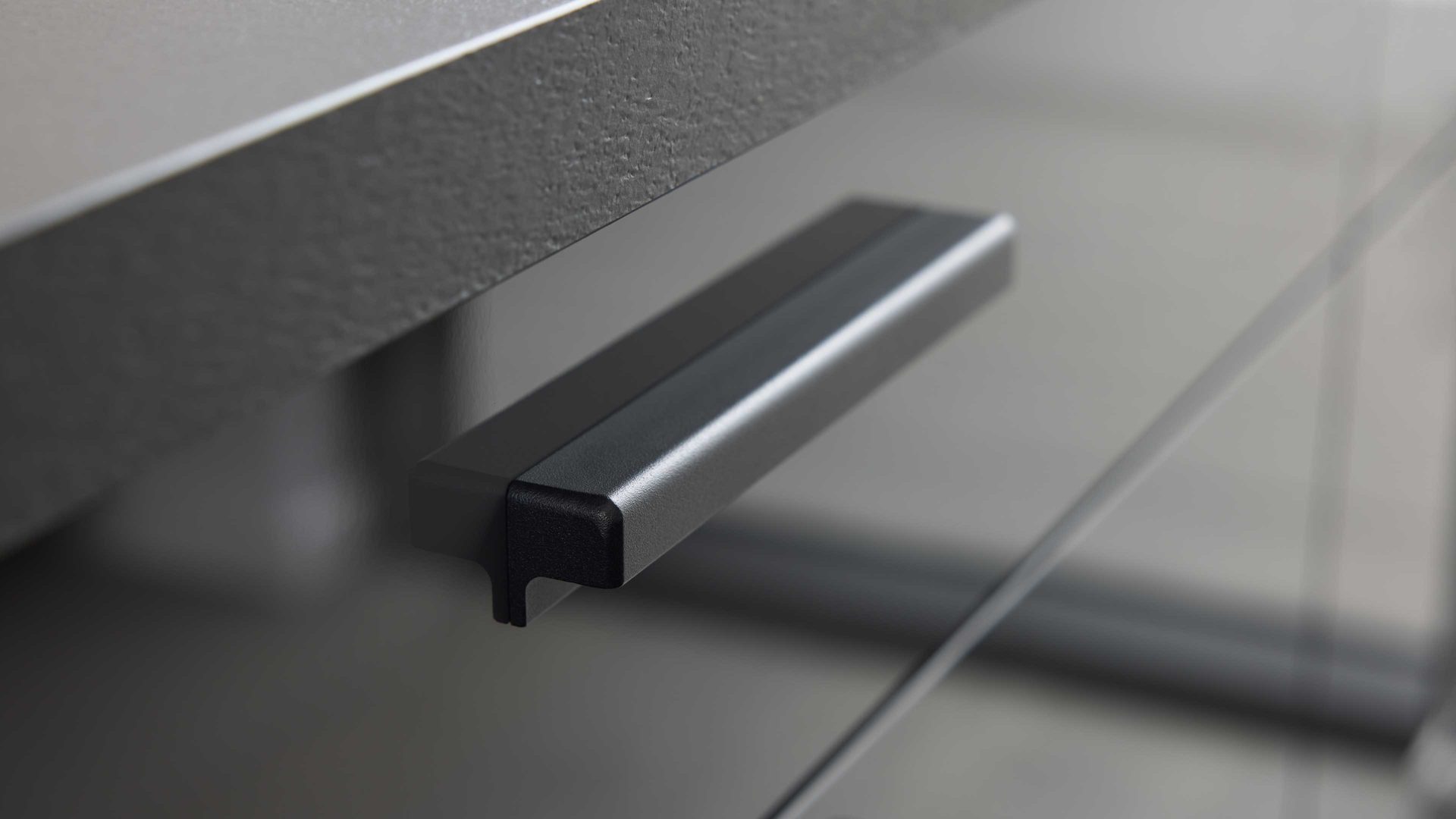 Einbauküche Interliving aus Holz in Dunkelgrau Interliving Küche Serie 3068 mit privileg-Einbaugeräten Graphit Hochglanz – Stellfläche ca. 360 x 365 cm