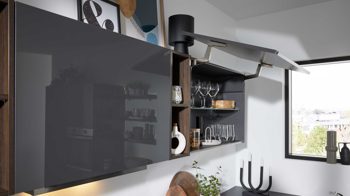 Einbauküche Interliving aus Holz in Dunkelgrau Interliving Küche Serie 3115 mit privileg-Einbaugeräten Graphit Hochglanz – Stellfläche ca. 360 x 365 cm