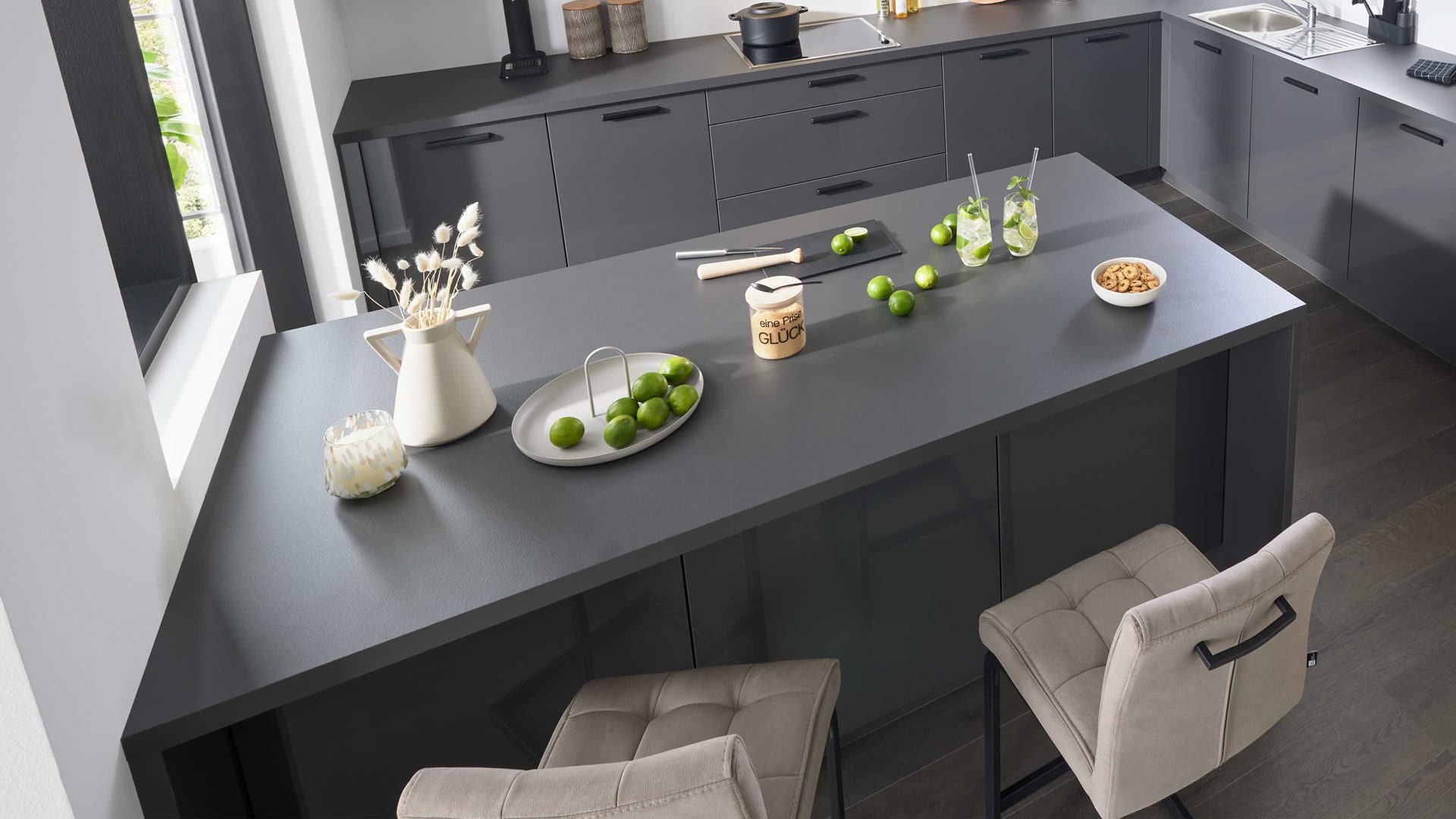 Einbauküche Interliving aus Holz in Dunkelgrau Interliving Küche Serie 3115 mit privileg-Einbaugeräten Graphit Hochglanz – Stellfläche ca. 360 x 365 cm