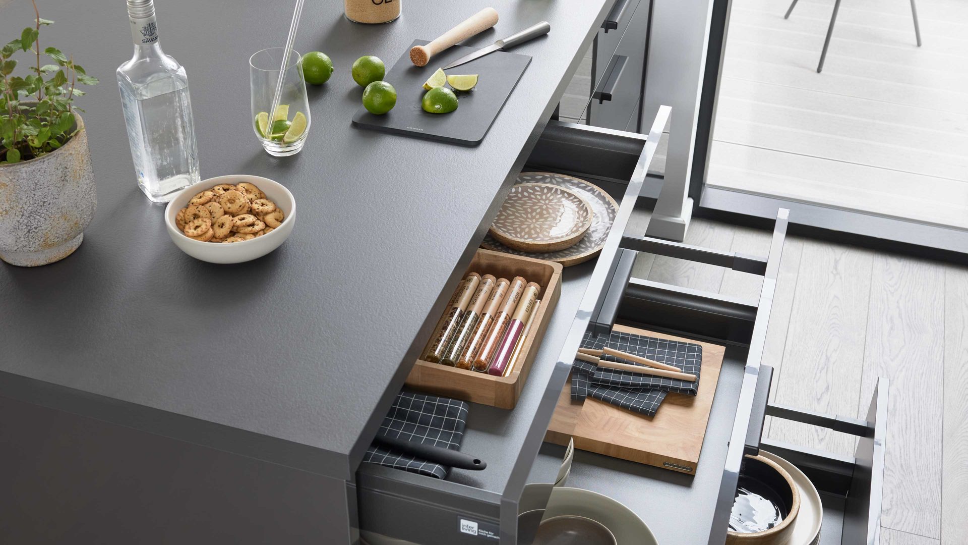 Einbauküche Interliving aus Holz in Dunkelgrau Interliving Küche Serie 3115 mit privileg-Einbaugeräten Graphit Hochglanz – Stellfläche ca. 360 x 365 cm