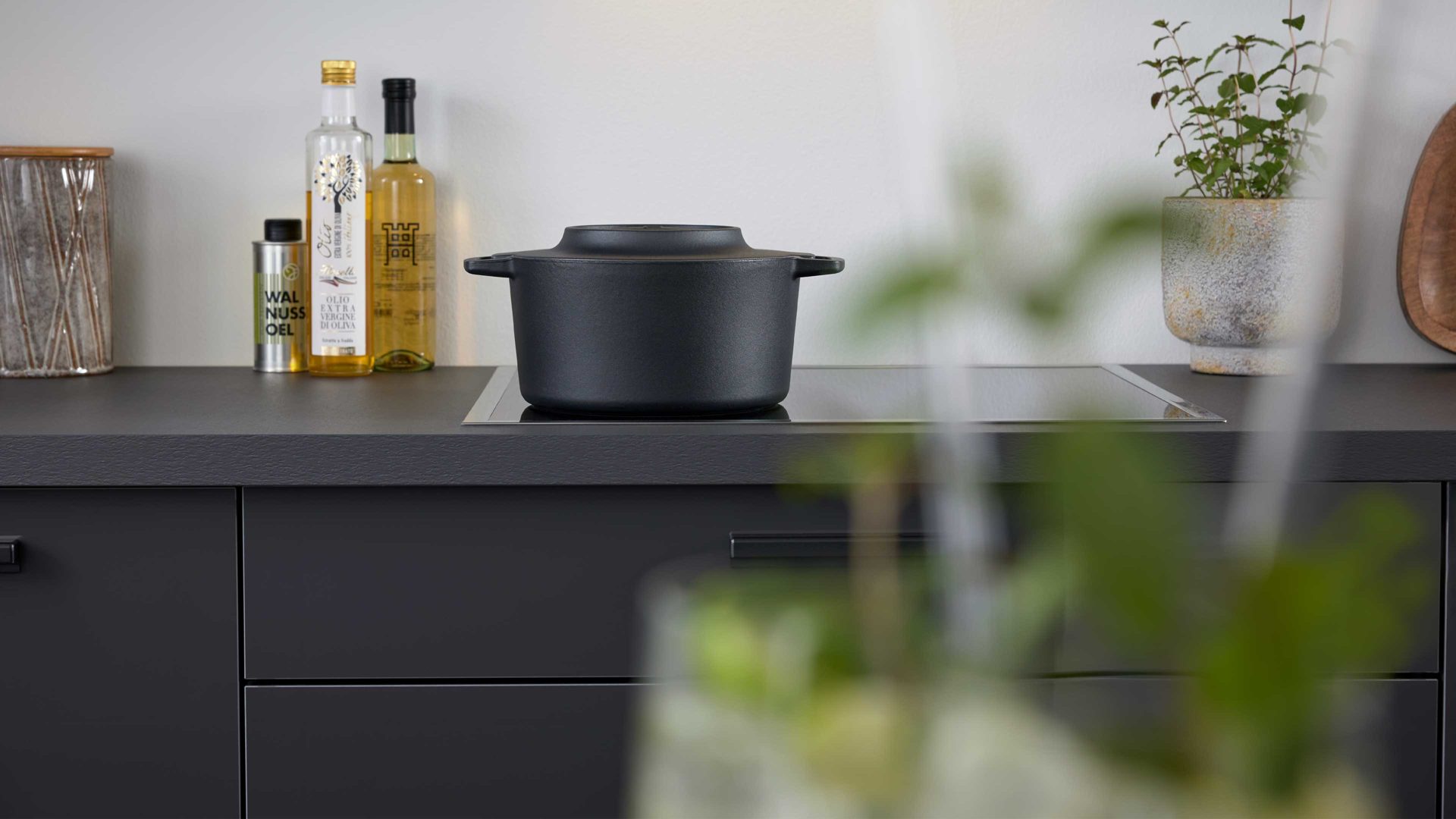 Einbauküche Interliving aus Holz in Dunkelgrau Interliving Küche Serie 3068 mit privileg-Einbaugeräten Graphit Hochglanz – Stellfläche ca. 360 x 365 cm