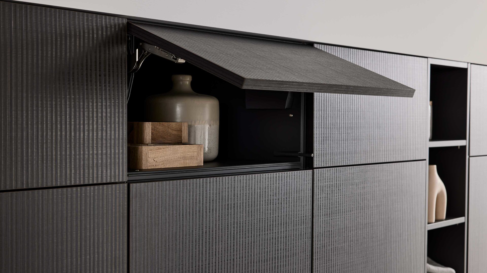 Einbauküche Interliving aus Holz in Dunkelbraun Interliving Küche Serie 3069 mit AEG-Einbaugeräten Stripe Wood Coffee & Hochglanz Weiß – zweizeilig