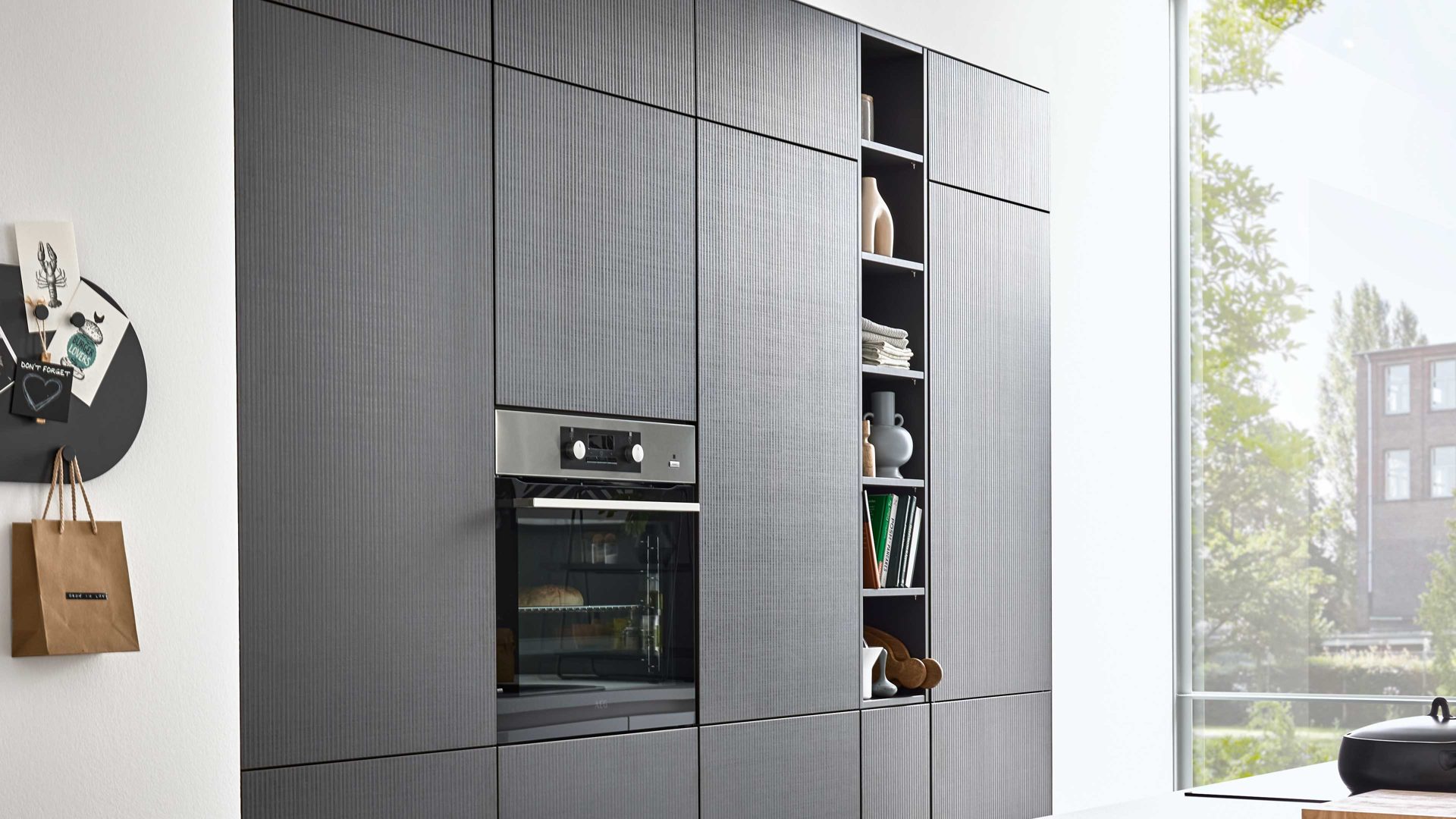 Einbauküche Interliving aus Holz in Dunkelbraun Interliving Küche Serie 3069 mit AEG-Einbaugeräten Stripe Wood Coffee & Hochglanz Weiß – zweizeilig