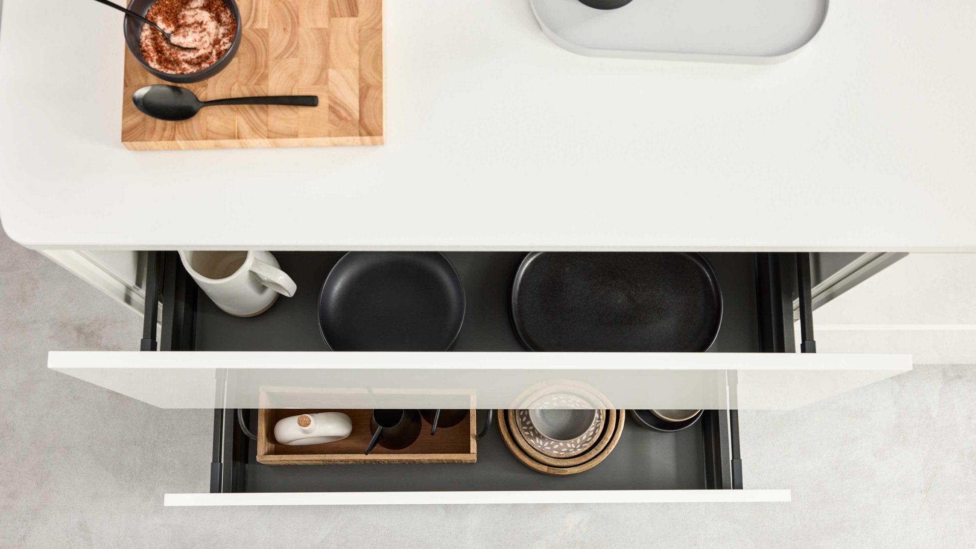 Einbauküche Interliving aus Holz in Dunkelbraun Interliving Küche Serie 3069 mit AEG-Einbaugeräten Stripe Wood Coffee & Hochglanz Weiß – zweizeilig