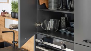 Einbauküche Interliving aus Holz in Dunkelgrau Interliving Küche Serie 3070 mit SIEMENS-Einbaugeräten Graphit & Eiche Ventura - zweizeilig