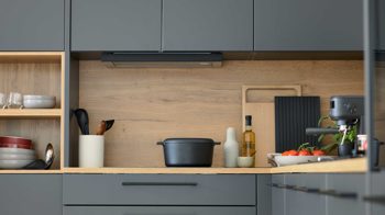 Einbauküche Interliving aus Holz in Dunkelgrau Interliving Küche Serie 3070 mit SIEMENS-Einbaugeräten Graphit & Eiche Ventura - zweizeilig