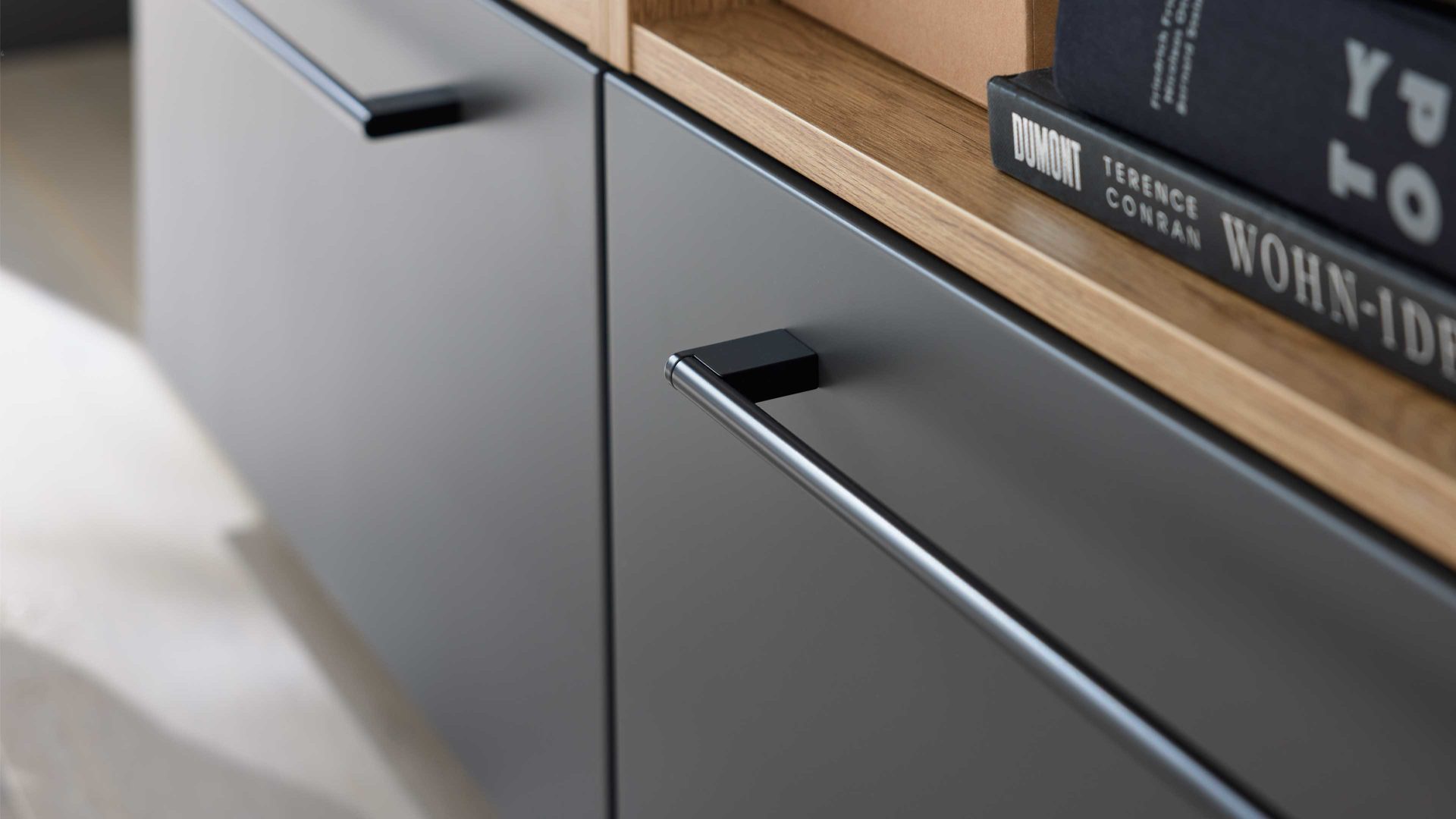 Einbauküche Interliving aus Holz in Dunkelgrau Interliving Küche Serie 3070 mit SIEMENS-Einbaugeräten Graphit & Eiche Ventura - zweizeilig