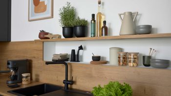 Einbauküche Interliving aus Holz in Dunkelgrau Interliving Küche Serie 3070 mit SIEMENS-Einbaugeräten Graphit & Eiche Ventura - zweizeilig