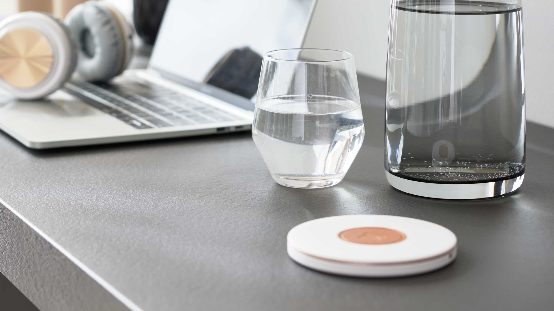 Einbauküche Interliving aus Holz in Dunkelgrau Interliving Küche Serie 3070 mit SIEMENS-Einbaugeräten Graphit & Eiche Ventura - zweizeilig