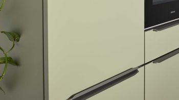 Einbauküche Interliving aus Holz in Weiß Interliving Küche Serie 3109 mit Constructa-Einbaugeräten Arcticweiß, Avocado & Vulkaneiche - zweizeilig