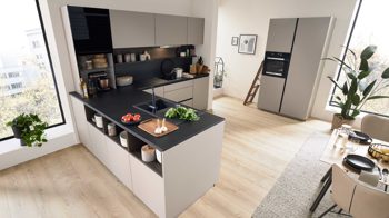 Einbauküche Interliving aus Holz in Beige Interliving Küche Serie 3106 mit Miele-Einbaugeräten Lava & Nussbaum Kuba - zweizeilig