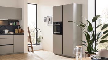 Einbauküche Interliving aus Holz in Beige Interliving Küche Serie 3106 mit Miele-Einbaugeräten Lava & Nussbaum Kuba - zweizeilig