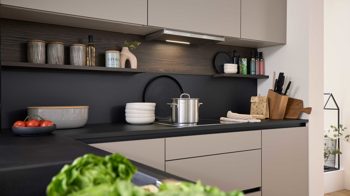 Einbauküche Interliving aus Holz in Beige Interliving Küche Serie 3106 mit Miele-Einbaugeräten Lava & Nussbaum Kuba - zweizeilig