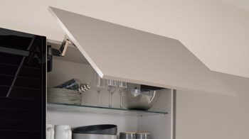 Einbauküche Interliving aus Holz in Beige Interliving Küche Serie 3106 mit Miele-Einbaugeräten Lava & Nussbaum Kuba - zweizeilig